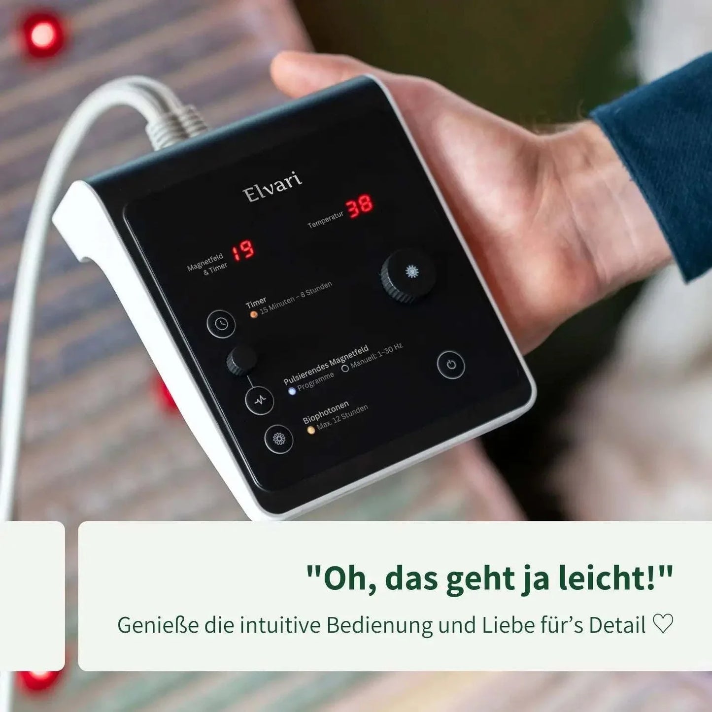Elvari® Controller Pro in der Hand, zeigt intuitive Bedienung und modernes Design für einfache Steuerung der Kristallmatte.