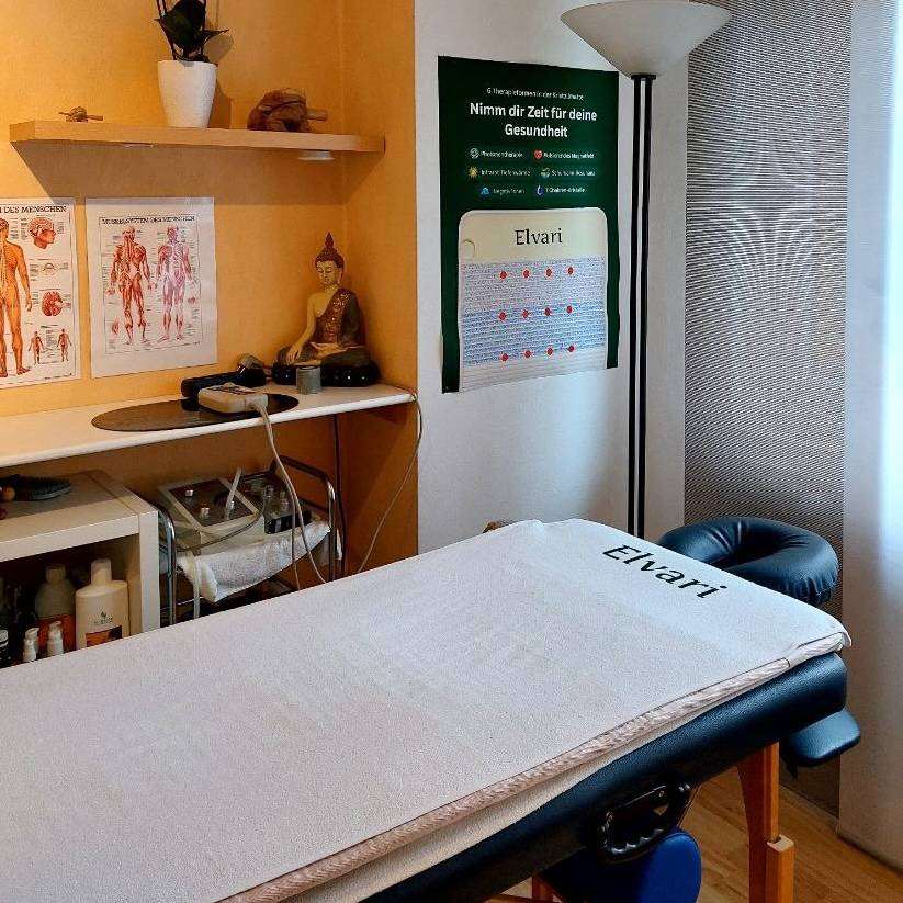 Kristallmatte Schutzbezug 190x80cm von Elvari auf Massageliege im Praxisraum, ideal für professionelle Anwendungen.