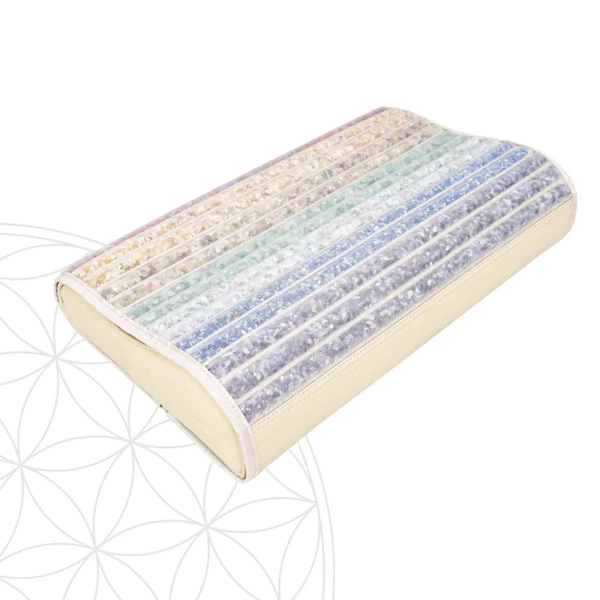 Elvari Kristallkissen in Beige mit farbigen Kristallstreifen für ergonomische Unterstützung. Kristallkissen online kaufen und 40% sparen.