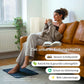 Frau entspannt auf Elvari® Erdungsmatte im Wohnzimmer, fördert Schlafqualität und schützt vor Elektrosmog, Erdungsmatte online kaufen.