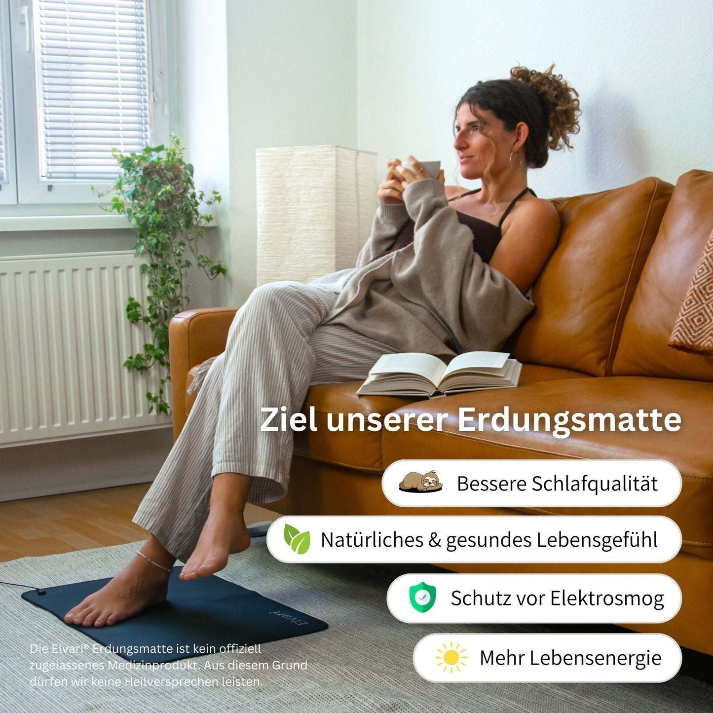 Frau entspannt auf Elvari® Erdungsmatte im Wohnzimmer, fördert Schlafqualität und schützt vor Elektrosmog, Erdungsmatte online kaufen.