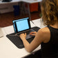 Frau arbeitet am Laptop auf Elvari® Erdungsmatte 60x40cm, ideal für grounding im Büro oder Homeoffice, Erdungsmatte online kaufen.